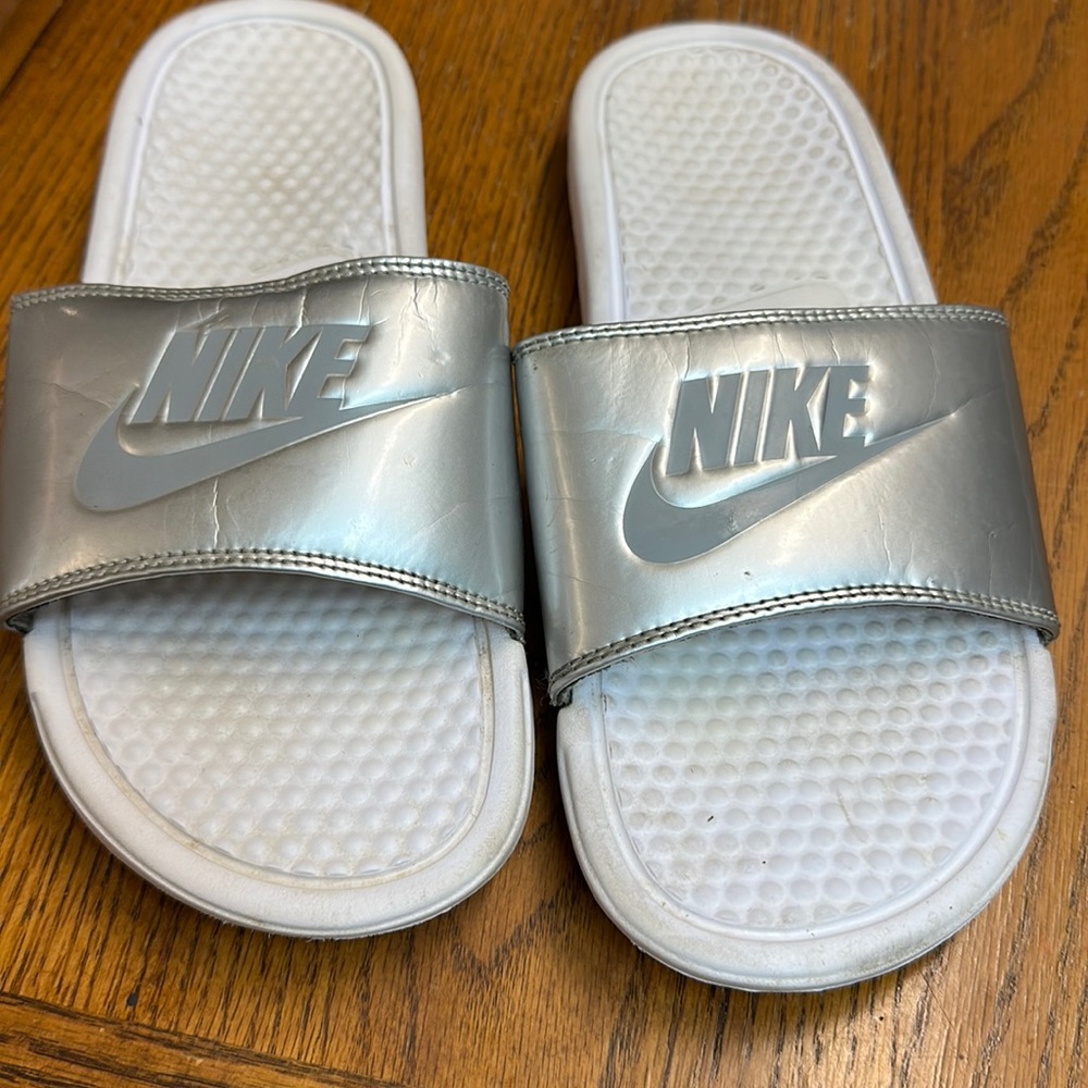 🎉HP🎉 Nike slides, size 9